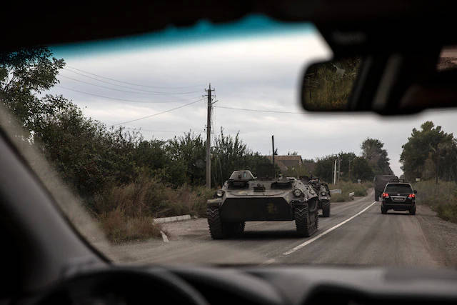 Russian troops dropping rifles and fleeing1
